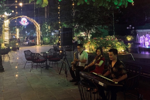 Không gian âm nhạc tại Hoàng Cầu Skyline Coffee