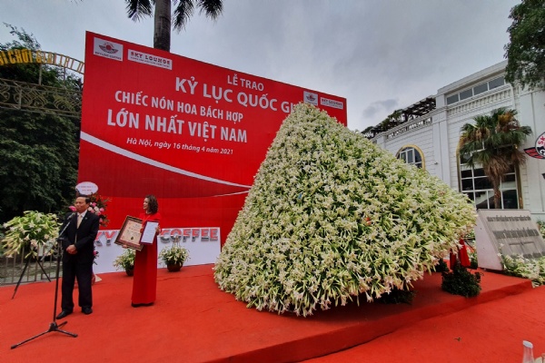 SKYLINE COFFEE NHẬN KỶ LỤC GUINNESS: NÓN  HOA BÁCH HỢP LỚN NHẤT VIỆT NAM